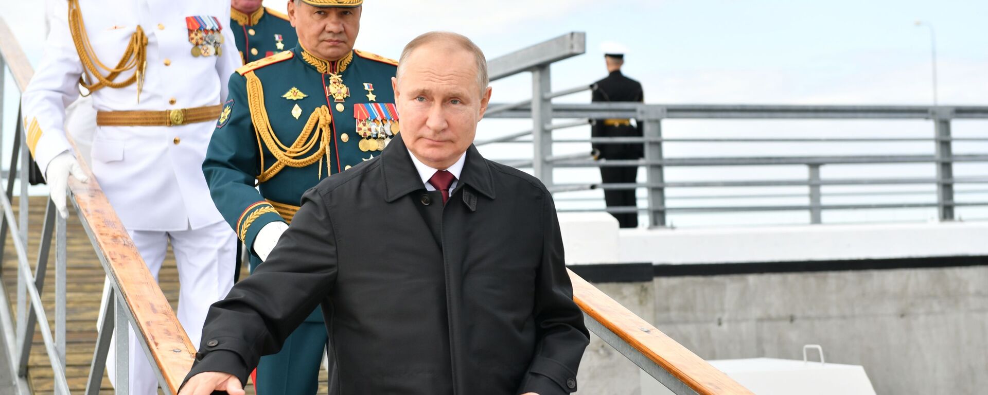 Президент РФ В. Путин принял участие в Главном военно-морском параде - Sputnik Армения, 1920, 25.07.2021