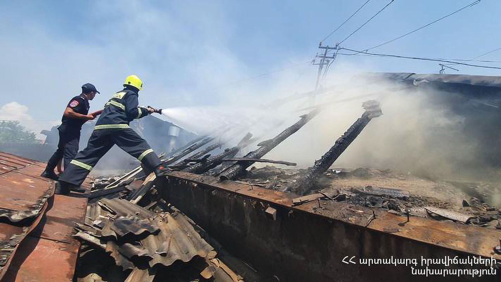 В одном из жилых домов в Ереване вспыхнул пожар, его тушили три боевых расчета В одном из жилых домов в Ереване вспыхнул пожар, его тушили три боевых расчета - Sputnik Армения, 1920, 25.07.2021