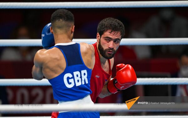 Корюн Согомонян (Армения) и Джамал Яффа (Великобритания) в поединке по боксу (52кг) на XXXII летней Олимпиаде (26 июля 2021). Токио - Sputnik Армения