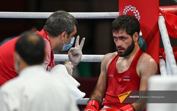 Корюн Согомонян (Армения) в поединке по боксу (52кг) на XXXII летней Олимпиаде (26 июля 2021). Токио - Sputnik Армения