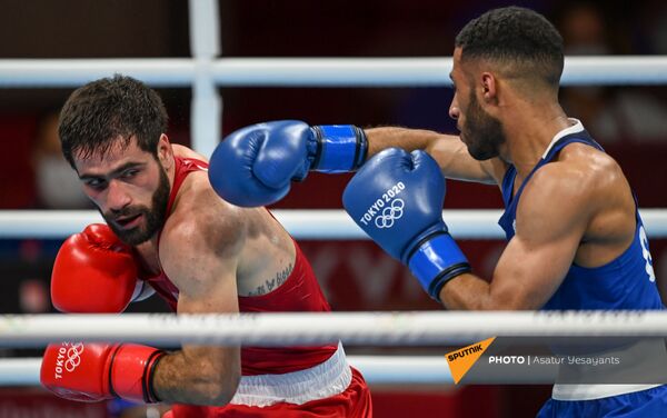 Корюн Согомонян (Армения) и Джамал Яффа (Великобритания) в поединке по боксу (52кг) на XXXII летней Олимпиаде (26 июля 2021). Токио - Sputnik Армения