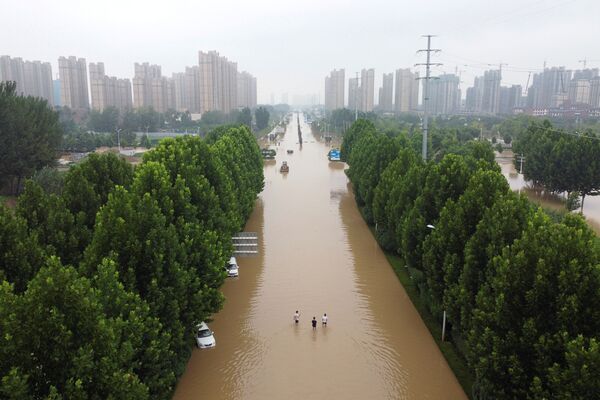 Затопленная дорога после сильного дождя в Чжэнчжоу, провинция Хэнань, Китай - Sputnik Армения