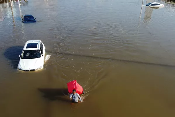 Мужчина с мусорным баком пробирается через паводковые воды после сильного дождя в деревне в Синьсяне, провинция Хэнань, Китай Мужчина с мусорным баком пробирается через паводковые воды после сильного дождя в деревне в Синьсяне, провинция Хэнань, Китай - Sputnik Армения