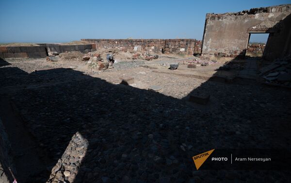 Армяно-французская экспедиция ведет раскопки на территории крепости Эребуни в Ереване - Sputnik Армения