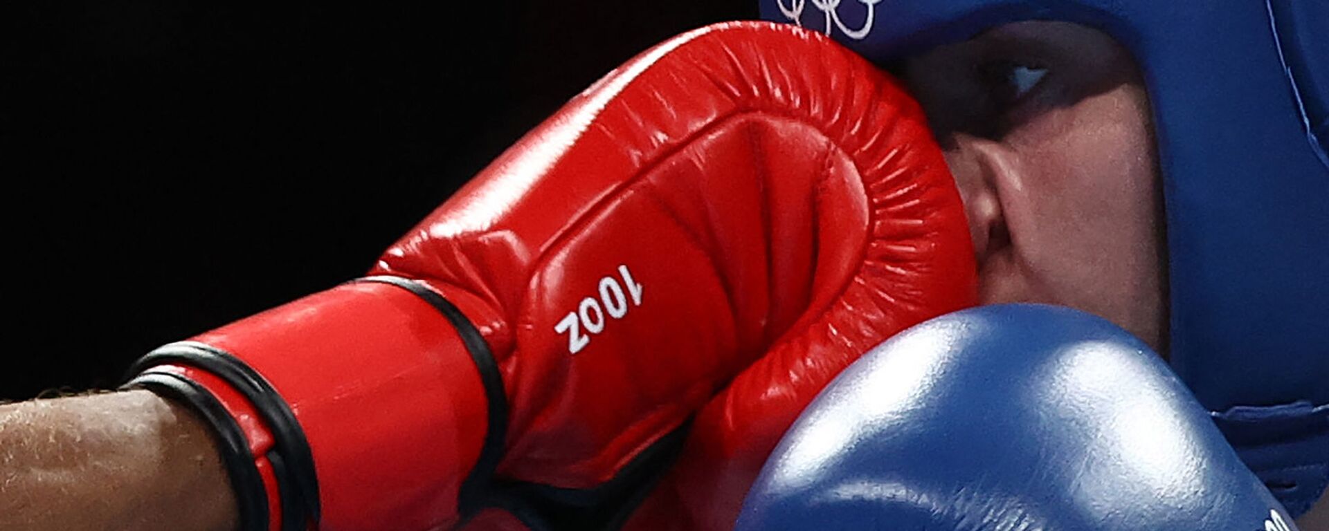 Удар в лицо боксерской перчаткой во время поединка  среди женщин на Олимпийских игрех в Токио - Sputnik Արմենիա, 1920, 26.11.2021