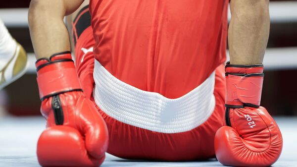 Боксер на полу ринга во время поединка на Олимпийских игр в Токио - Sputnik Արմենիա