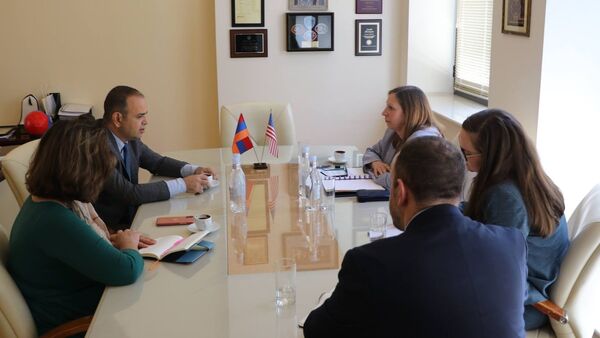Верховный комиссар по делам диаспоры Заре Синанян на встрече с Чрезвычайным и полномочным послом США в Армении Линн Трейси (27 июля 2021). Еревaн - Sputnik Արմենիա