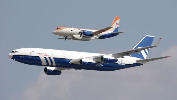 Самолеты: Ил-96-400Т (на первом плане) и Ил-114 - Sputnik Армения