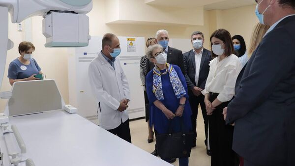 И.о. министра здравоохранения Анаит Аванесян в медицинском центре Мартуни осматривает новейшее рентгеновское оборудование - Sputnik Армения