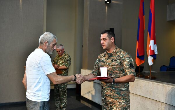 Представители командного состава одной из воинских частей Армии обороны Карабаха вручили государственные награды родным погибших военнослужащих (28 июля 2021). Еревaн - Sputnik Армения