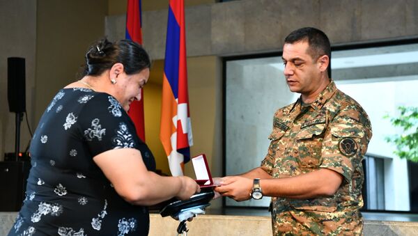 Представители командного состава одной из воинских частей Армии обороны Карабаха вручили государственные награды родным погибших военнослужащих (28 июля 2021). Еревaн - Sputnik Армения