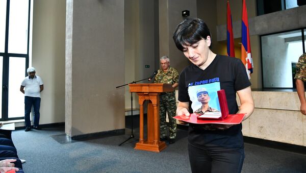 Представители командного состава одной из воинских частей Армии обороны Карабаха вручили государственные награды родным погибших военнослужащих (28 июля 2021). Еревaн - Sputnik Արմենիա
