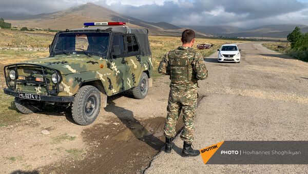 Военный патруль у въезда в село Кут Гегаркуникской области Армении - Sputnik Армения