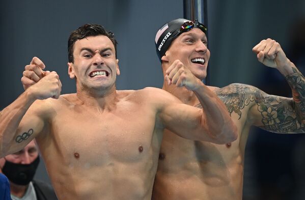 Члены сборной США по плаванию радуются победе в эстафете 4 х 100 метров вольным  стилем среди мужчин на Олимпийских играх в Токио - Sputnik Армения