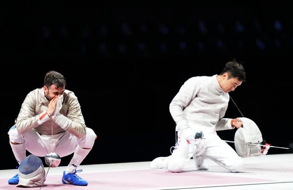 Луиджи Самеле (Италия) и Ким Джон Хван (Республика Корея) в полуфинальном поединке индивидуального первенства по фехтованию на саблях среди мужчин на летних Олимпийских играх в Токио - Sputnik Армения