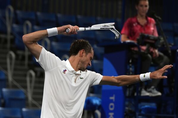 Российский теннисист Даниил Медведев ломает ракетку после матча на летних Олимпийских играх в Токио - Sputnik Армения