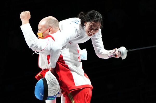 Сунь Ивэнь (КНР) радуется победе в финальном поединке по фехтованию на шпагах на XXXII летних Олимпийских играх в Токио  - Sputnik Армения