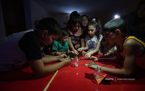 Երեխաները մասնակցում են «Արի Սուպեր Նռանեի տատիկի տուն» քվեստին - Sputnik Արմենիա