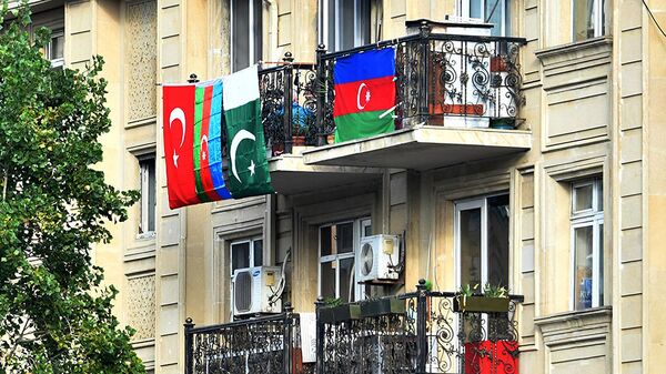 Флаги Азербайджана, Турции и Пакистана, вывешенные на балконе жилого дома в Баку - Sputnik Армения