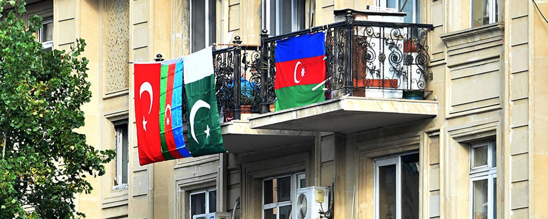 Флаги Азербайджана, Турции и Пакистана, вывешенные на балконе жилого дома в Баку - Sputnik Արմենիա, 1920, 11.09.2021