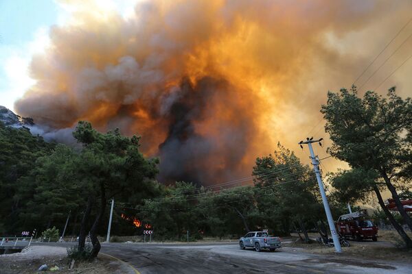 Лесной пожар недалеко от Мармариса (30 июля 2021).  Турция - Sputnik Армения