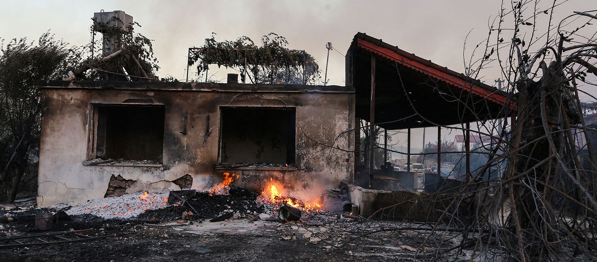 Сгоревший от лесных пожаров дом недалеко от горожа Манавгат (28 июля 2021). Турция - Sputnik Արմենիա, 1920, 01.08.2021
