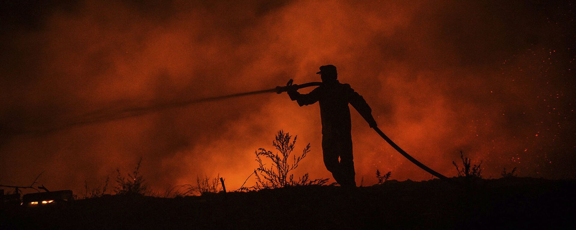 Пожарный ведет бой с пожаром в деревне Кирли недалеко от города Манавгат (30 июля 2021). Турция - Sputnik Արմենիա, 1920, 01.08.2021