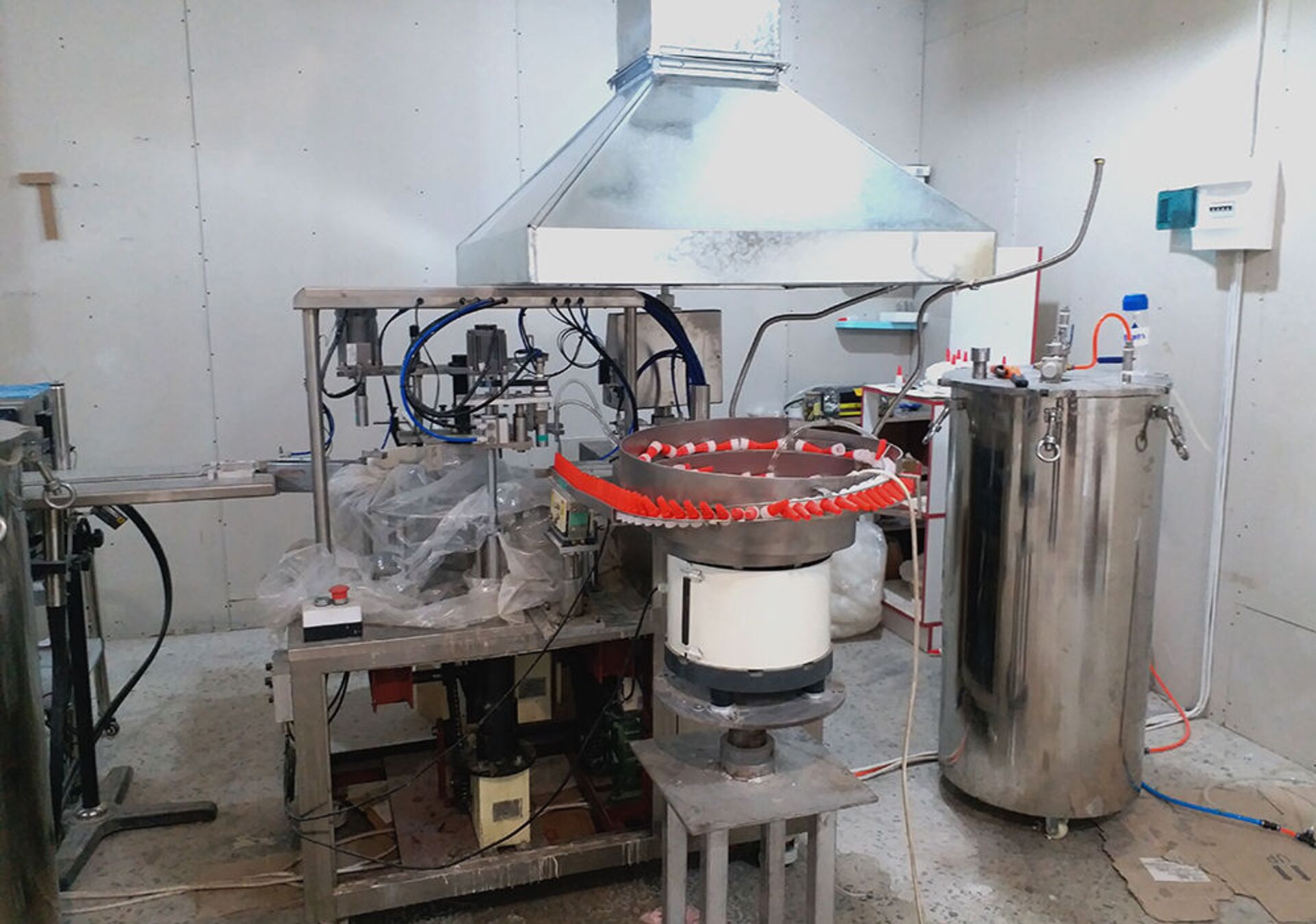 Производство отечественного клея, налаженное в Ереване Производство отечественного клея, налаженное в Ереване - Sputnik Армения, 1920, 14.09.2021