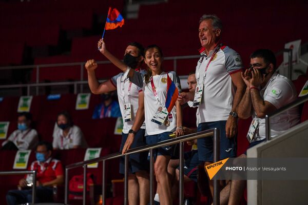 Реакция членов олимпийской делегации Армении на удачный удар Ованнеса Бачкова в поединке 1/8 финала (63кг) против азербайджанца Джавида Чалабиева на XXXII летних Олимпийских играх (31 июля 2021). Токио - Sputnik Արմենիա