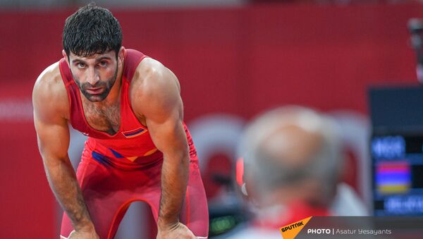 Борец греко-римской борьбы Армен Меликян смотрит на рефери во время поединка с Али Реза Аят Олла Неджати из Ирана на Олимпийских играх в Токио (1 августа 2021). Япония - Sputnik Армения