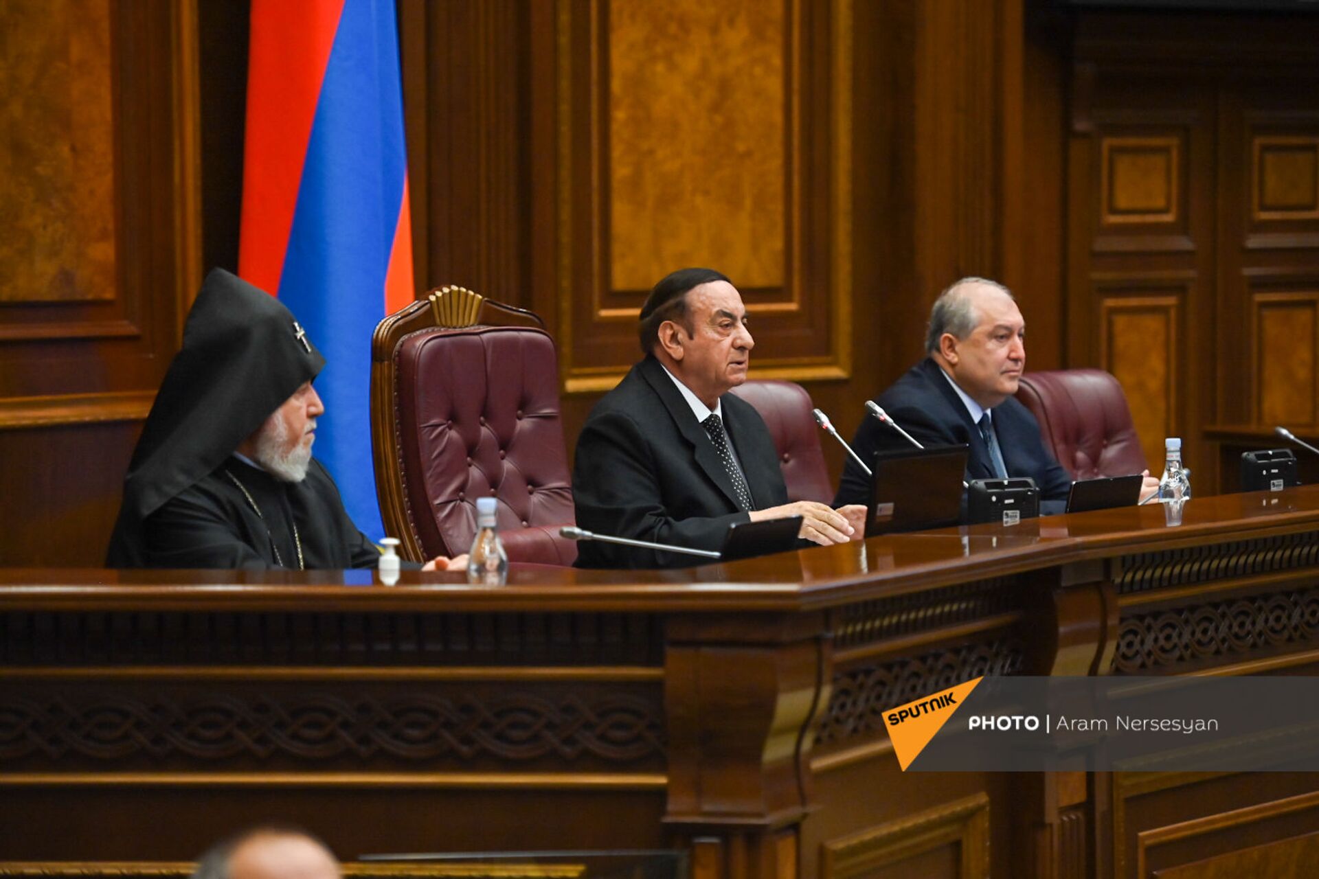 Председатель первого заседания парламента Армении 8-го созыва Князь Гасанов приветствует присутствующих (2 августа 2021). Еревaн - Sputnik Արմենիա, 1920, 14.09.2021