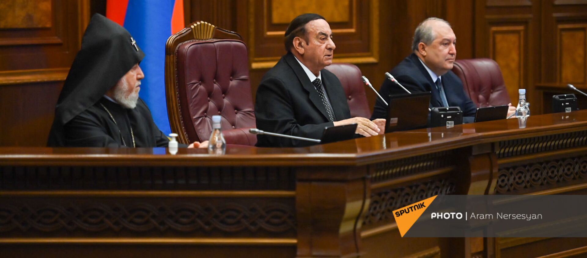 Председатель первого заседания парламента Армении 8-го созыва Князь Гасанов приветствует присутствующих (2 августа 2021). Еревaн - Sputnik Армения, 1920, 02.08.2021