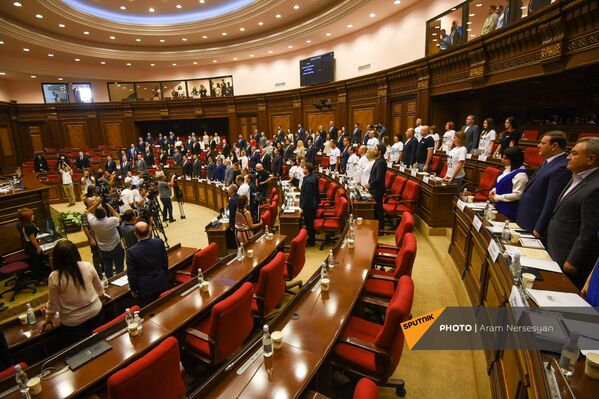 Депутаты 8-го созыва во время звучания гимна страны на первом заседании парламента Армении (2 августа 2021). Еревaн - Sputnik Армения