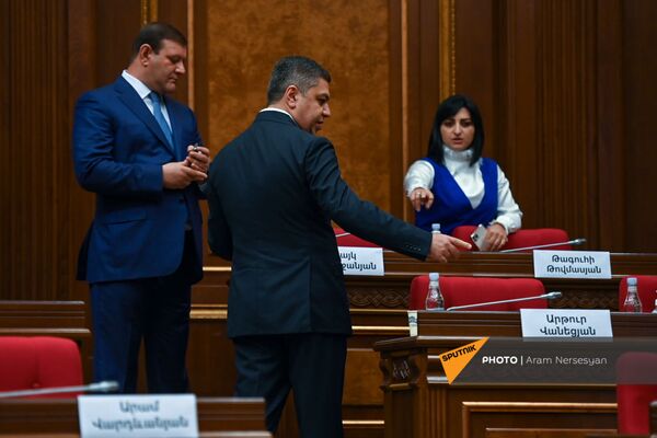 Тарон Маргарян, Артур Ванецян и Тагуи Товмасян перед началом первого заседания парламента Армении 8-го созыва (2 августа 2021). Еревaн - Sputnik Армения