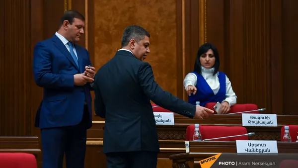 Тарон Маргарян, Артур Ванецян и Тагуи Товмасян перед началом первого заседания парламента Армении 8-го созыва (2 августа 2021). Еревaн - Sputnik Армения