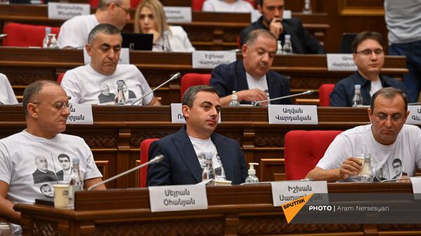 Депутаты блока Айастан во время первого заседания парламента Армении 8-го созыва (2 августа 2021). Еревaн - Sputnik Արմենիա