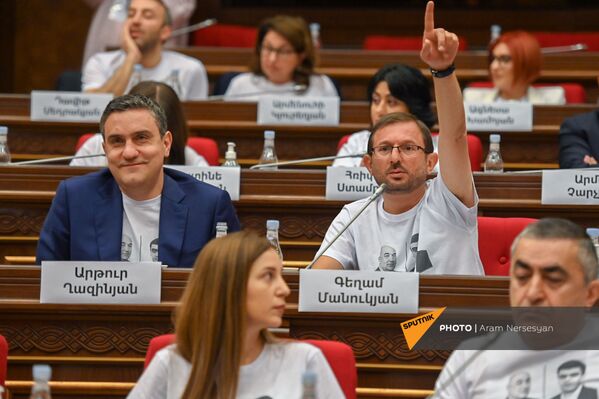 Гегам Манукян во время первого заседания парламента Армении 8-го созыва (2 августа 2021). Еревaн - Sputnik Армения