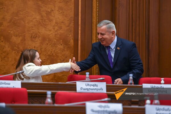 Сергей Багратян приветствует Сону Казарян перед началом первого заседания парламента Армении 8-го созыва (2 августа 2021). Еревaн - Sputnik Армения