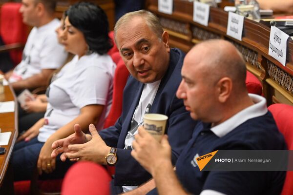Депутаты блока Айастан во время первого заседания парламента Армении 8-го созыва (2 августа 2021). Еревaн - Sputnik Армения