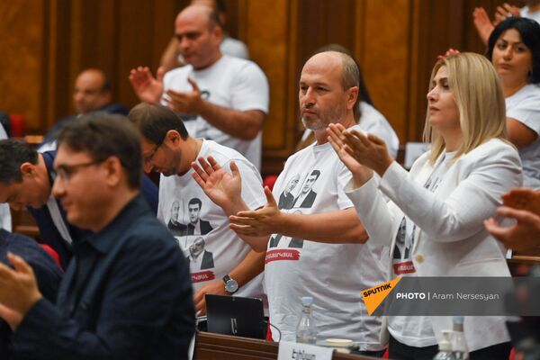 Депутаты блока Айастан во время первого заседания парламента Армении 8-го созыва (2 августа 2021). Еревaн - Sputnik Армения