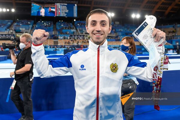 Гимнаст Артур Давтян празднует победу на XXXII летних Олимпийских играх (2 августа 2021). Токио - Sputnik Армения
