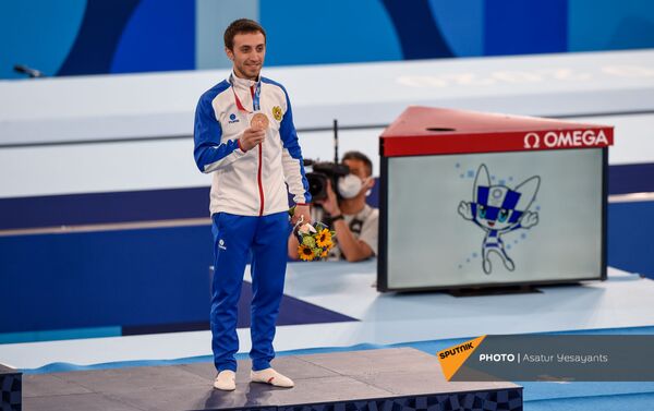Бронзовый призер XXXII летних Олимпийских игр, гимнаст Артур Давтян на чемпионском помосте (2 августа 2021). Токио - Sputnik Армения
