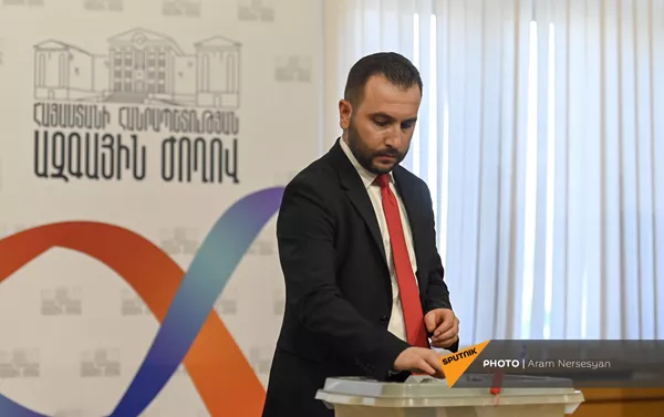 Айк Конджорян на выборах председателя НС (2 августа 2021). Еревaн Айк Конджорян на выборах председателя НС (2 августа 2021). Еревaн - Sputnik Армения