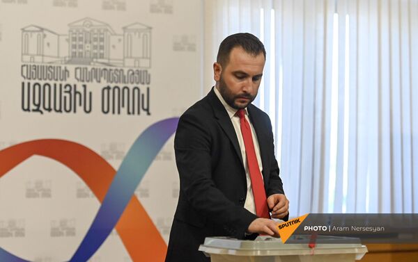 Айк Конджорян на выборах председателя НС (2 августа 2021). Еревaн - Sputnik Армения