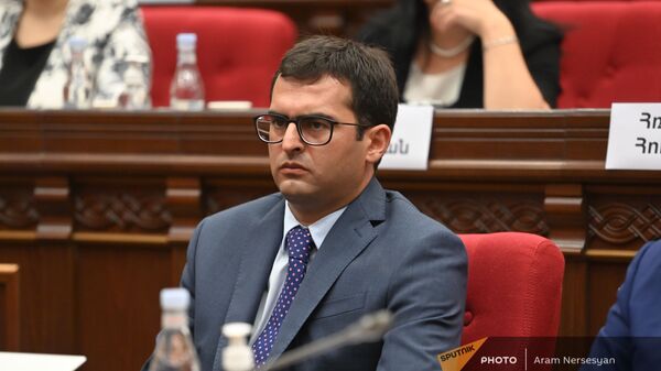 Акоп Аршакян во время первого заседания парламента Армении 8-го созыва (2 августа 2021). Еревaн - Sputnik Արմենիա