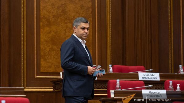 Артур Ванецян перед началом первого заседания парламента Армении 8-го созыва (2 августа 2021). Еревaн - Sputnik Армения