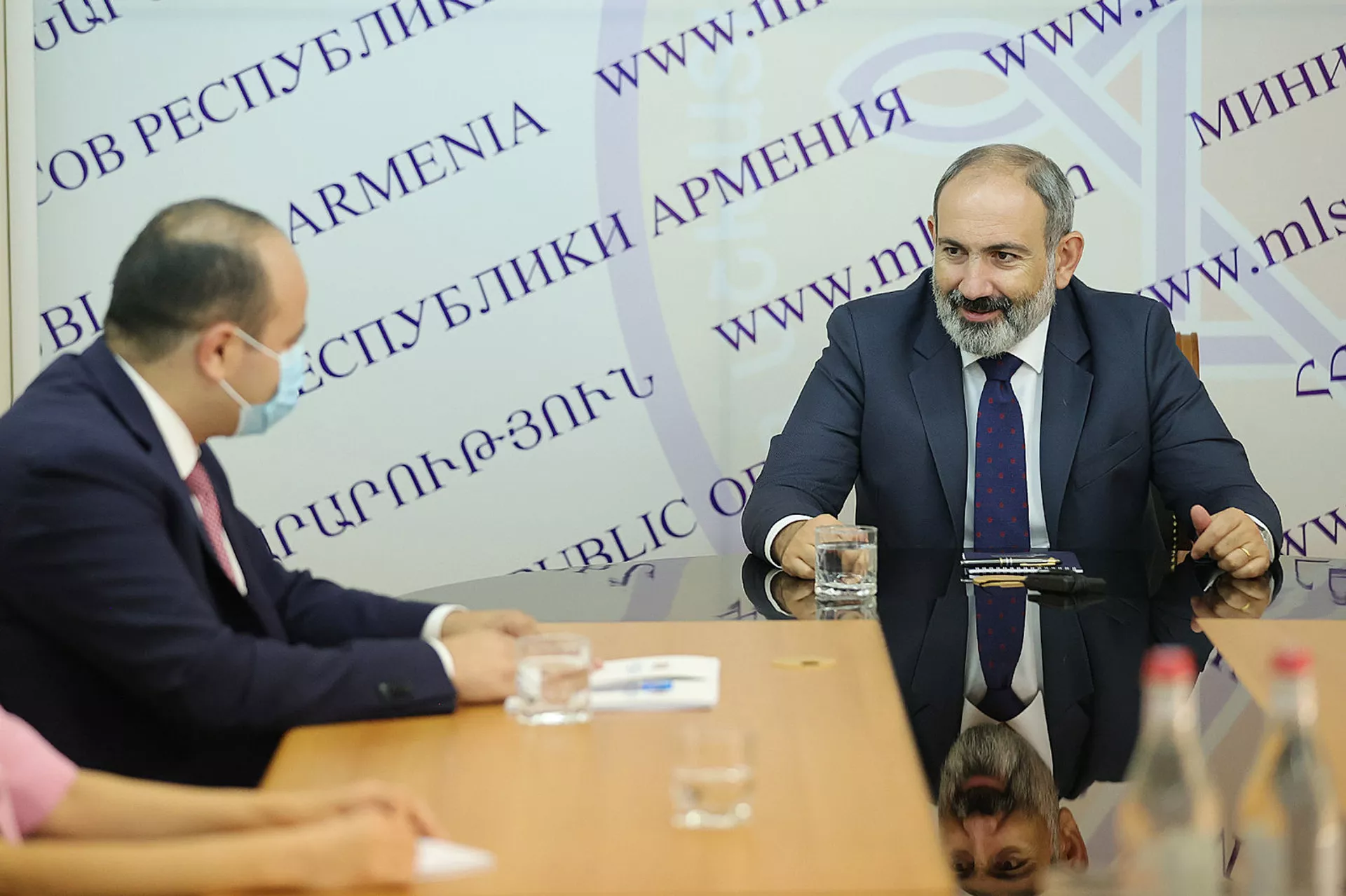 Премьер-министр Никол Пашинян представил аппарату министерства труда и социальных вопросов новоназначенного министра Нарека Мкртчяна (3 августа 2021). Еревaн Премьер-министр Никол Пашинян представил аппарату министерства труда и социальных вопросов новоназначенного министра Нарека Мкртчяна (3 августа 2021). Еревaн - Sputnik Армения, 1920, 14.09.2021