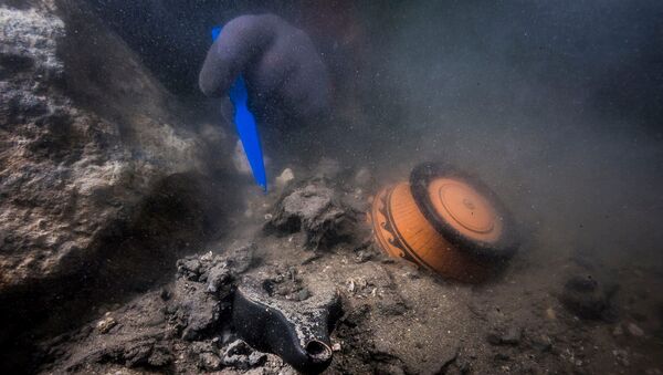 Останки древнего военного судна, обнаруженного в затонувшем средиземноморском городе Тонис-Гераклион у берегов Александрии, Египет - Sputnik Армения