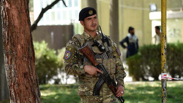 Афганский полицейский стоит на страже во дворе полицейского управления в Кабуле, Афганистан - Sputnik Армения