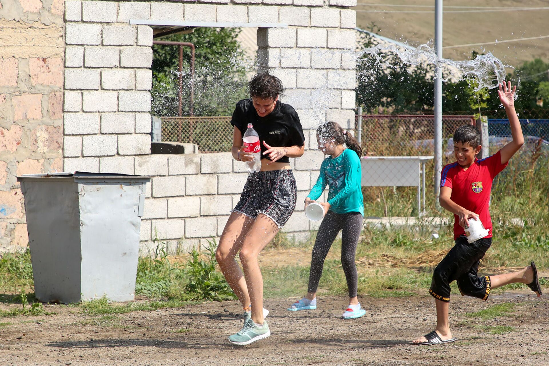 Волонтеры из Франции играют в Вардавар с детьми из Шенавана - Sputnik Армения, 1920, 14.09.2021